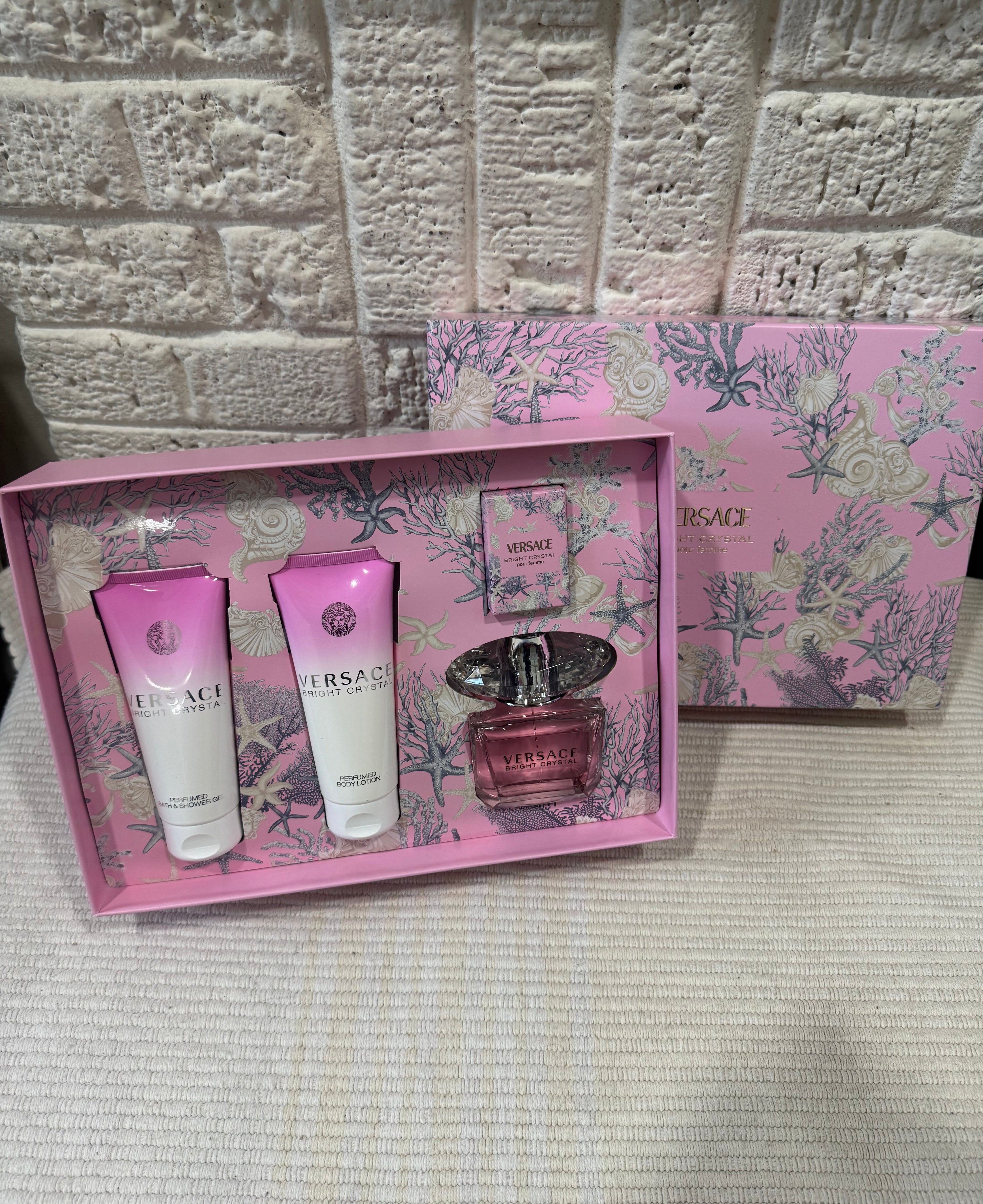 🌸 Versace Bright Crystal Gift Set – 100% Original 🌸

Elegancia, frescura y feminidad en un solo set 💖  
Perfecto para consentirte o para un regalo especial 🎁

Incluye:  
✨ Perfume Bright Crystal  
✨ Body Lotion perfumada  
✨ Bath & Shower Gel perfumad