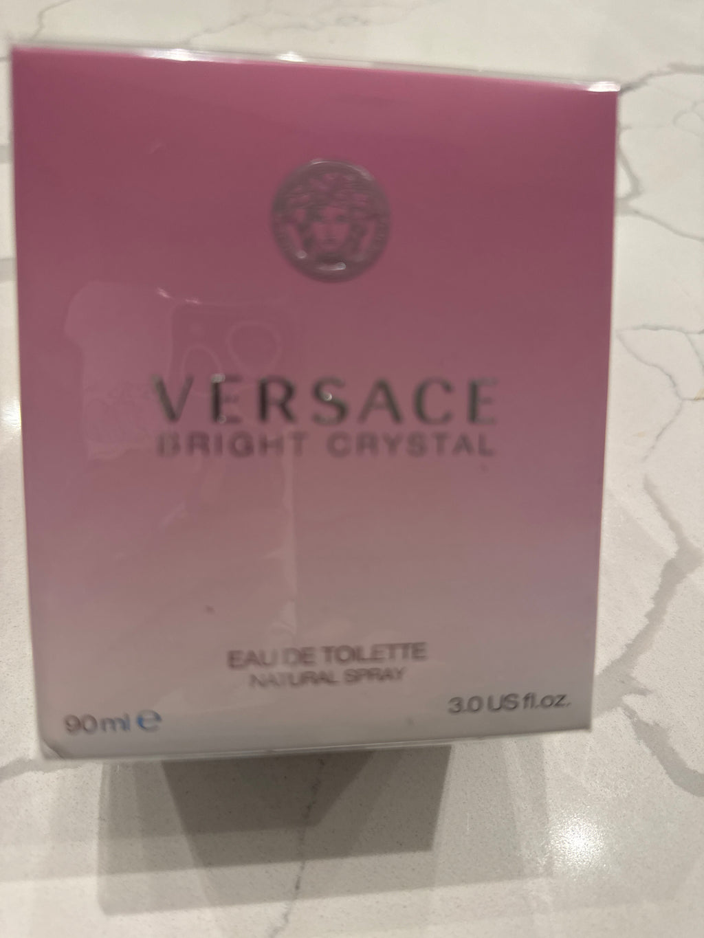 Disponible ✨  

Perfume Versace Bright Crystal 🌸  
100% original  
Nuevo y sellado 🔒  

Aroma fresco, femenino y elegante 💖  
Perfecto para uso diario o regalo 🎁  

💵 $165 cash  
🚚 $185 envío incluido  

Compra aquí 👇  
q0rf0r-9n.myshopify.com