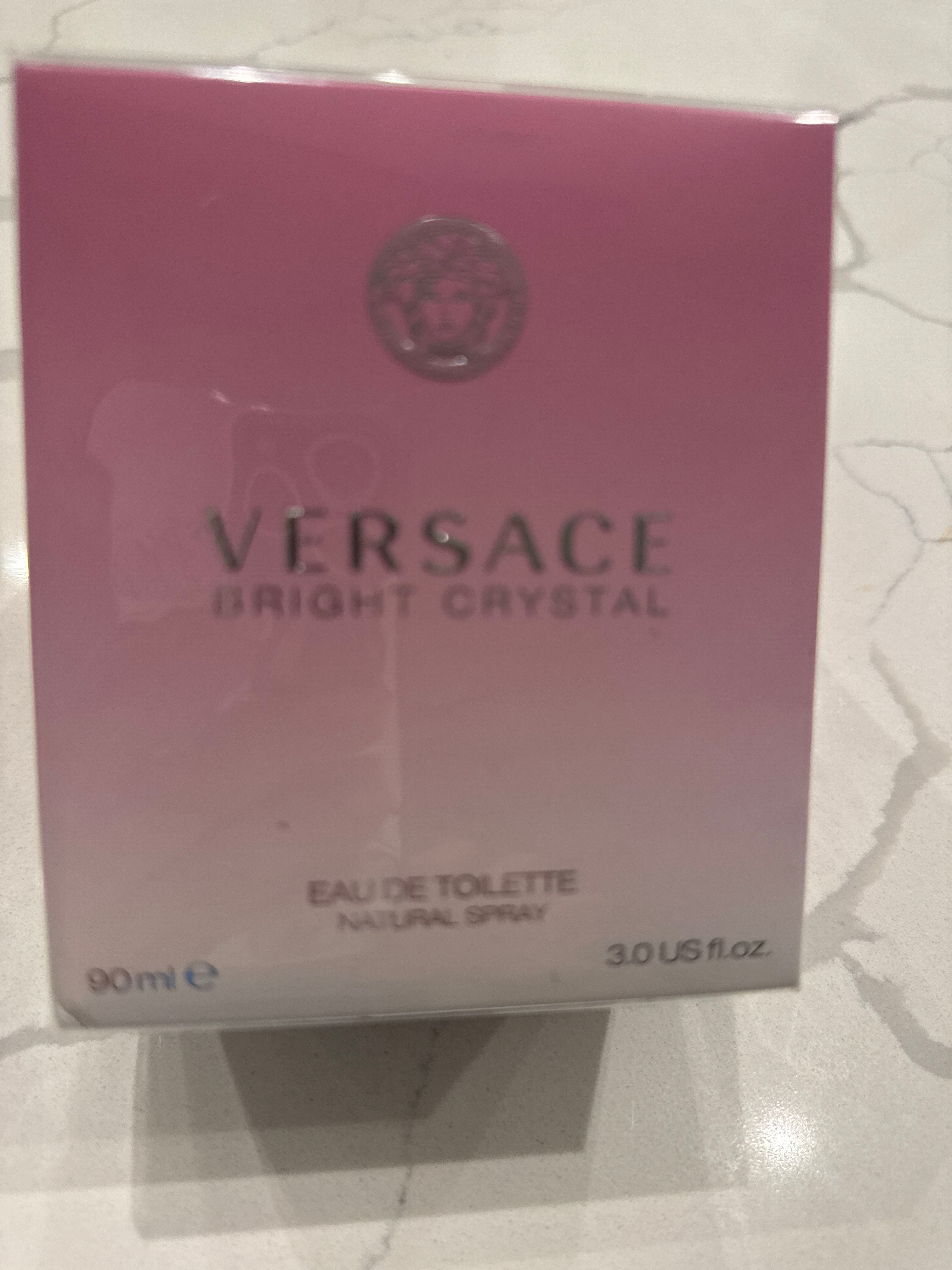 Disponible ✨  

Perfume Versace Bright Crystal 🌸  
100% original  
Nuevo y sellado 🔒  

Aroma fresco, femenino y elegante 💖  
Perfecto para uso diario o regalo 🎁  

💵 $165 cash  
🚚 $185 envío incluido  

Compra aquí 👇  
q0rf0r-9n.myshopify.com