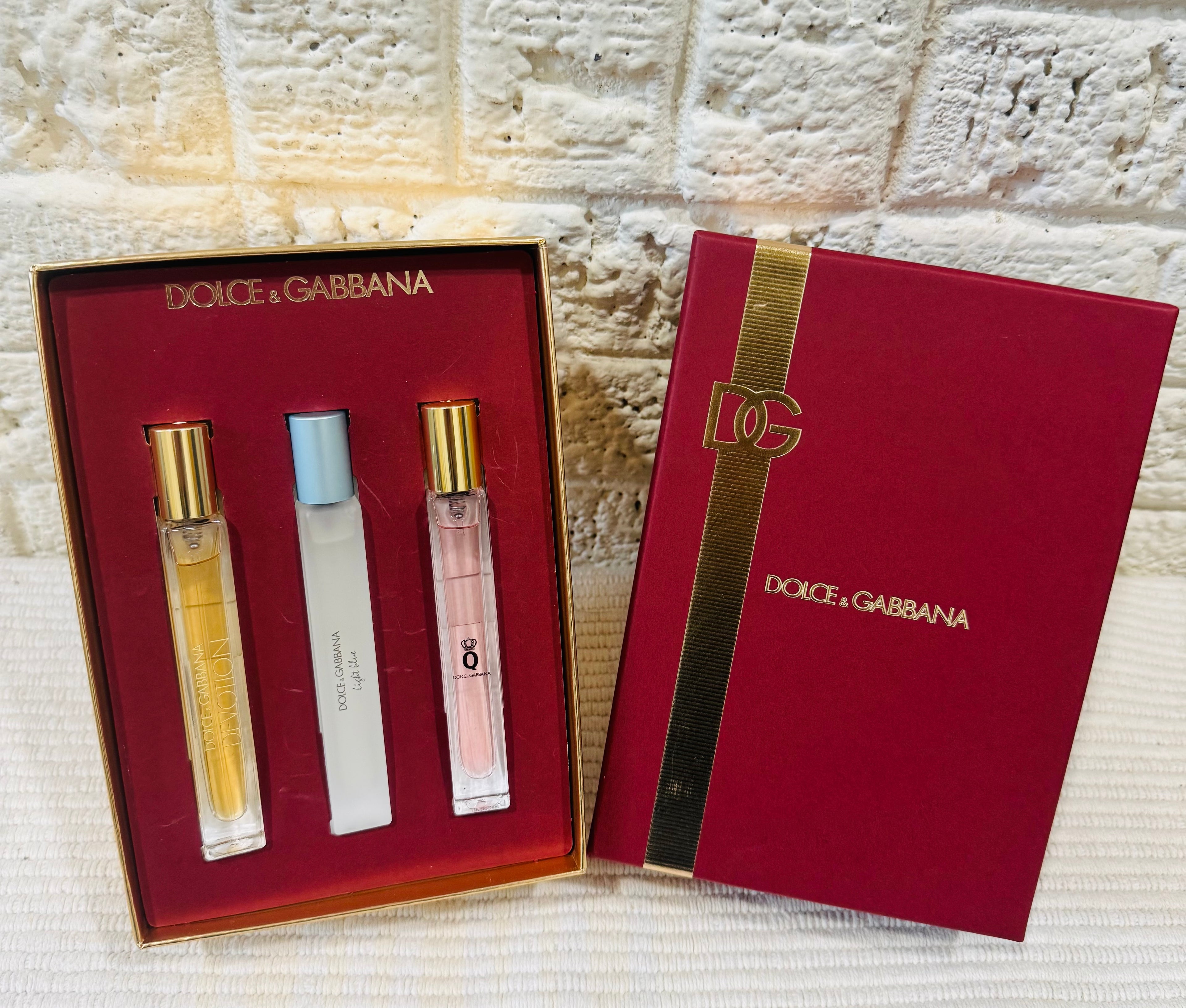 ❤️ Dolce & Gabbana Mini Perfume Gift Set – 100% Original ❤️

Hermoso set de mini perfumes de la prestigiosa marca Dolce & Gabbana 💎  
Perfecto para regalo 🎁 o para llevar en tu bolsa / viajes ✈️

Incluye 3 fragancias en presentación miniatura:  
✨ Difer