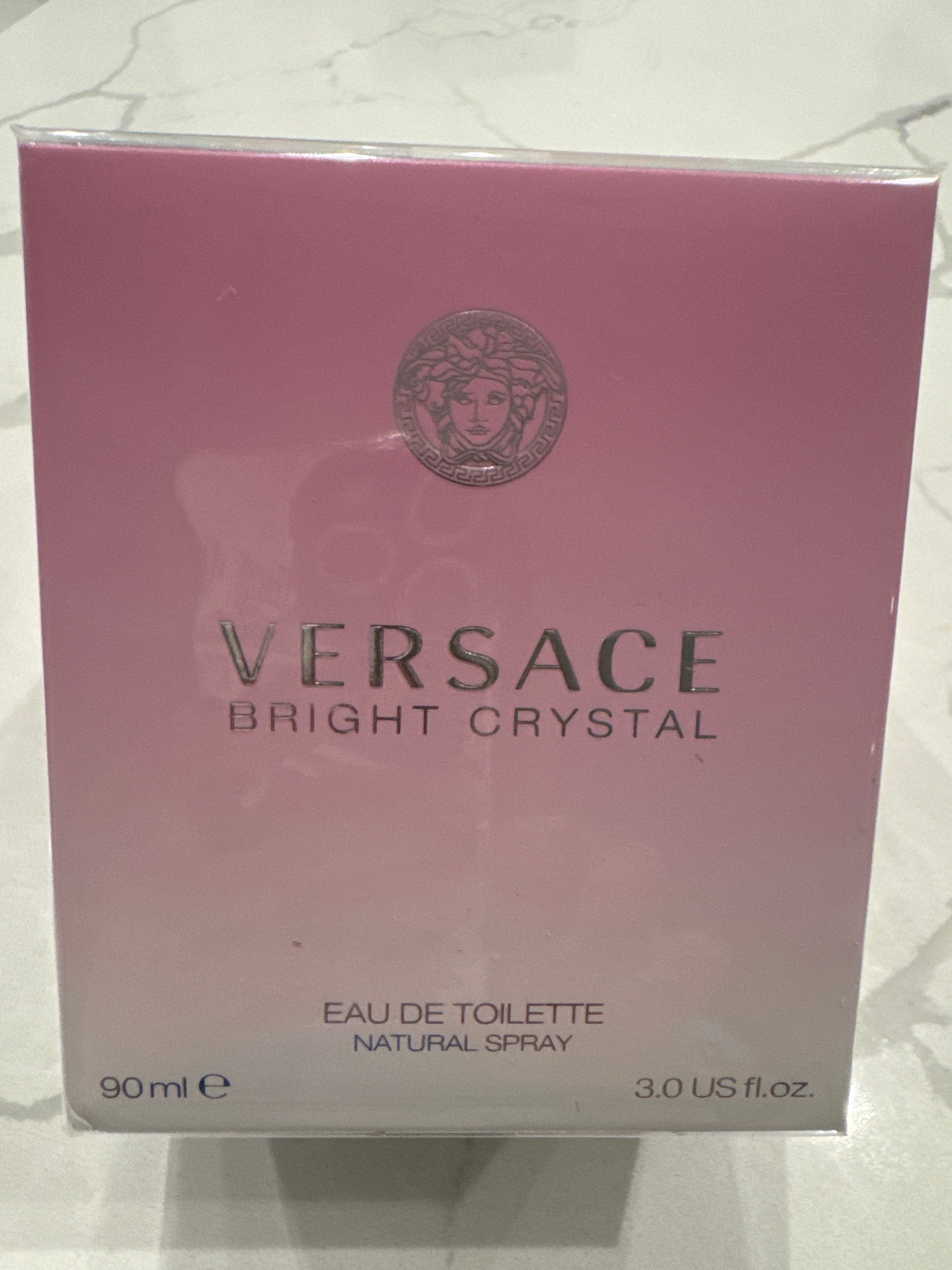 Disponible ✨  

Perfume Versace Bright Crystal 🌸  
100% original  
Nuevo y sellado 🔒  

Aroma fresco, femenino y elegante 💖  
Perfecto para uso diario o regalo 🎁  

💵 $165 cash  
🚚 $185 envío incluido  

Compra aquí 👇  
q0rf0r-9n.myshopify.com