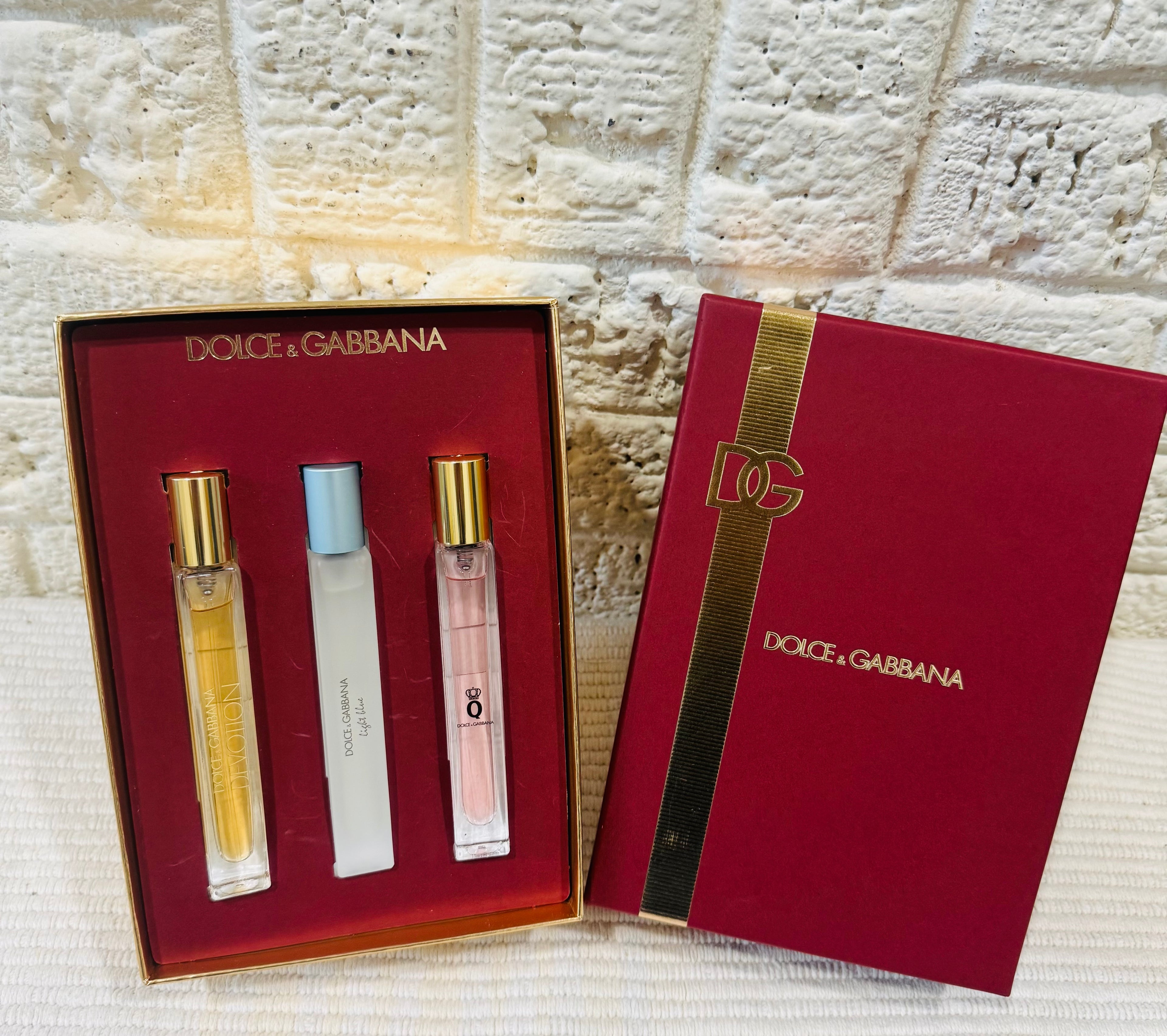 ❤️ Dolce & Gabbana Mini Perfume Gift Set – 100% Original ❤️

Hermoso set de mini perfumes de la prestigiosa marca Dolce & Gabbana 💎  
Perfecto para regalo 🎁 o para llevar en tu bolsa / viajes ✈️

Incluye 3 fragancias en presentación miniatura:  
✨ Difer