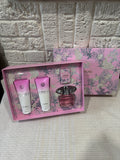 🌸 Versace Bright Crystal Gift Set – 100% Original 🌸

Elegancia, frescura y feminidad en un solo set 💖  
Perfecto para consentirte o para un regalo especial 🎁

Incluye:  
✨ Perfume Bright Crystal  
✨ Body Lotion perfumada  
✨ Bath & Shower Gel perfumad